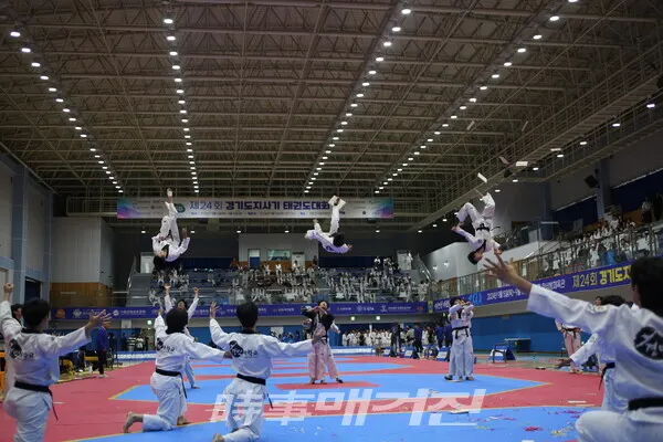 개회식 축하 공연으로 경민대학교 태권도 시범단이 시범하고 있다. (사진_이재욱 기자)
