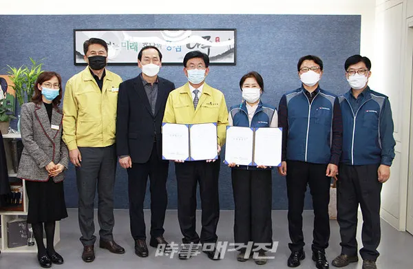 나주시는 "17일 전국공무원노동조합 나주시지부(지부장 임진광)와 지난 2018년 단체교섭 요구안 최종 협상에 따른 상호 단체협약을 체결했다"고 밝혔다. (사진_나주시청)