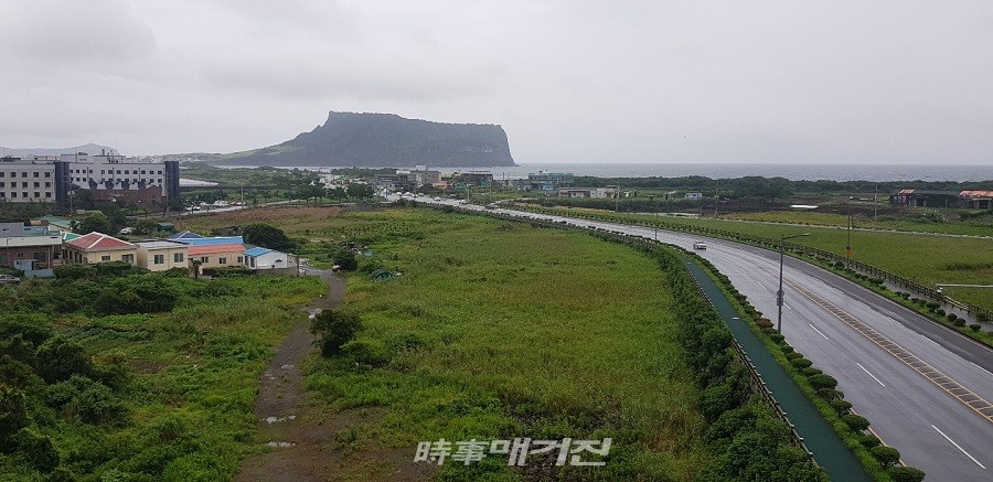 서귀포시 성산읍 고성리 골든 튤립에서 바라본 성산일출봉과 광치기 해변 모습(사진 고기봉 기자)