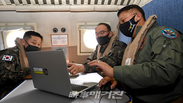 부석종 해군참모총장은 "11일 민족의 대명절 설을 맞아 해상초계기(P-3C)를 타고 지휘비행을 하면서 해상경계작전 현장을 점검했다"고 밝혔다.(사진_해군본부)