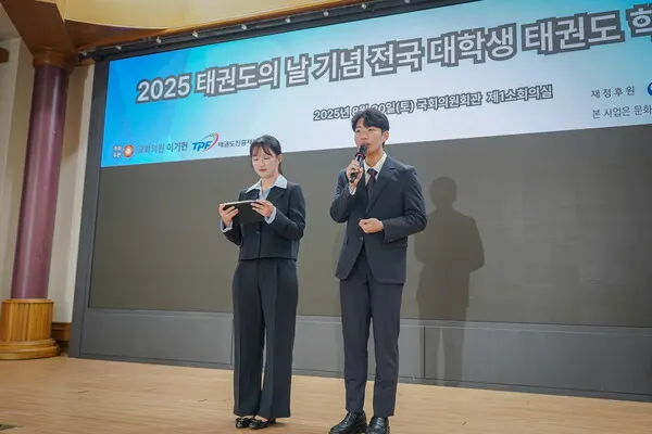 최우수상을 차지한 신한대학교 김하경(좌) 신재경(우) 학생(사진 태권도진흥재단)