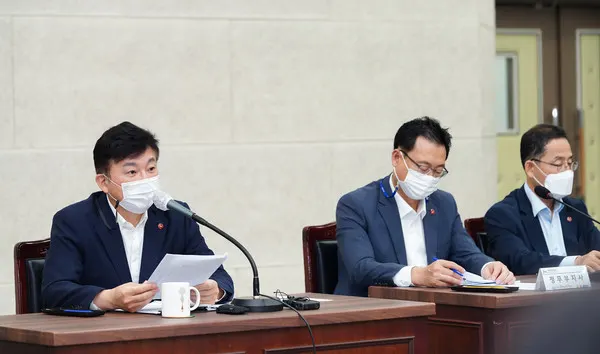 28일 오전 도청 4층 탐라홀에서 원희룡 지사가 주간정책회의를 주재하고 있다.