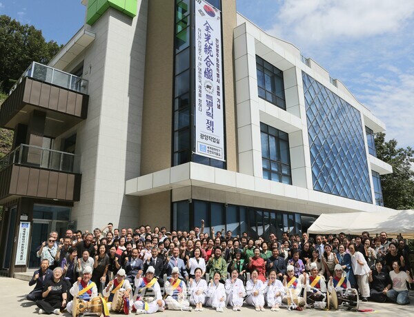 '세계평화작가 한한국 광양작업실' 현판식 행사에 참석한 문화예술 시민들이 함께 기념 촬영을 하고 있다.(사진_한영두 기자)