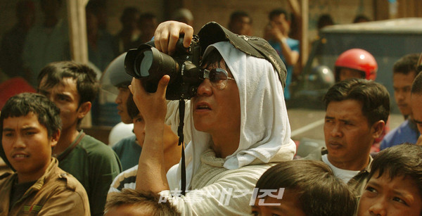 자신의 재능을 사회에 기부하여, 나눔의 철학을 실천하고 있는 사진작가 지영빈 감독