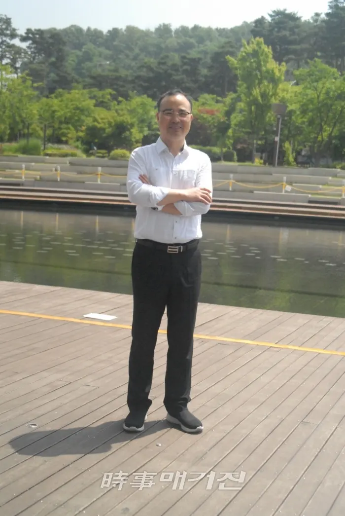 이요철 작가는 앞으로 공적 차원에서 대학생들을 위해 조그마한 학숙을 세우겠다는 희망을 가지고 있다. 의지할 곳 없이 가난한 젊은이들에게 공부에만 전력할 수 있는 여건을 만들어주고 싶다는 것이다.