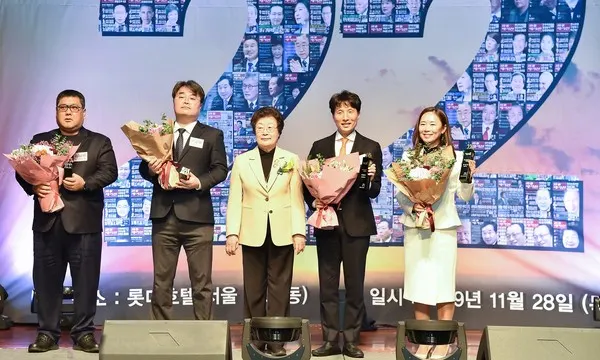 조민호 시크릿다이렉트코리아 대표(오른쪽 2번째)가 장상 희망한국국민대상 대회장(가운데)으로부터 유통기업부문 경제대상 상패를 받은 후 다른 수상자들과 함께 기념촬영에 나서고 있다