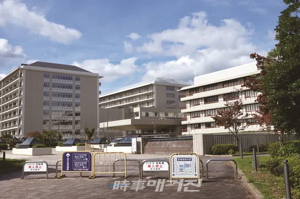 교토대학은 물리학/화학 등의 기초과학 관련 일본 제 1대학으로 15개 대학원과 10개 학부, 13개 부설연구소, 박물관, 방사성연구소 등 17개의 교육시설과 세계적인 수준의 연구시설을 두루 갖추고 있다. (사진_교토대 의학 연구과 이수지)