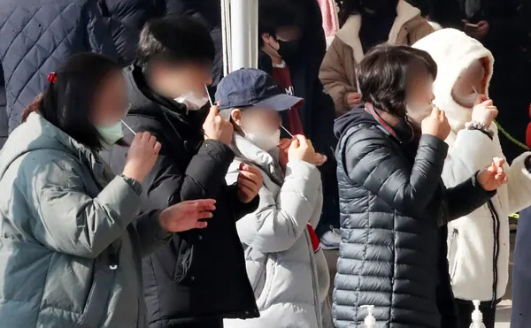 코로나 확진자, 오미크론 확산세 검사하는 시민들 (시사매거진DB)