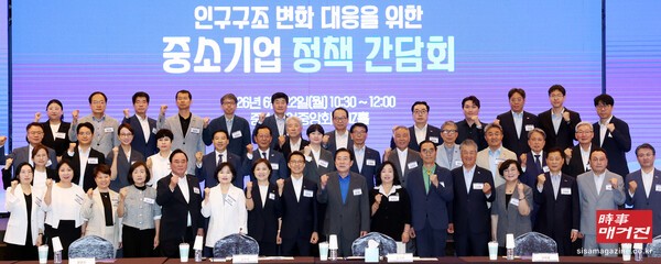 이재광 노동인력위원장이 24일 오전 서울 여의도 중소기업중앙회에서 열린 중소기업·소상공인 생존을 위한 최저임금 결정 촉구 기자회견에서 발언을 하고 있다.  (사진출처 = 뉴시스)