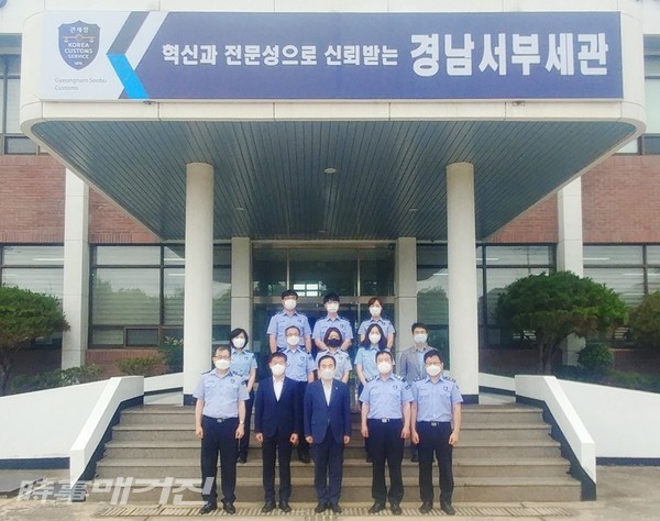 (김재일 부산본부세관장첫번째 열 왼쪽 세번째 경남서부세관 직원들과 단체사진/부산본부세관)