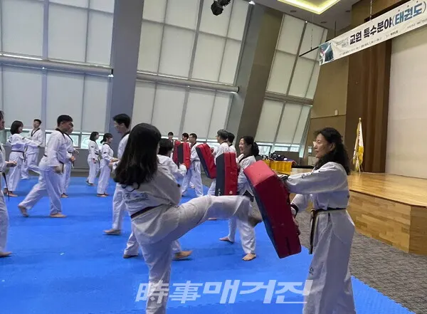 직무연수에 참여한 교원들이 실기 교육에 참가하고 있다.(태권도원 도약센터 나래홀) (사진_태권도진흥재단)