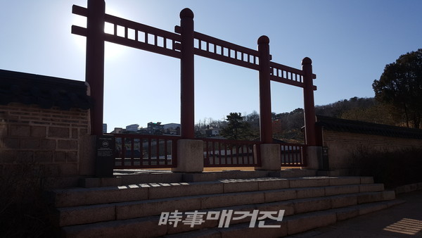 북신문은 신이 드나드는 문이다. 다른 문과 다르게 특별히 3문을 조성되어 있다. 가운데는 신들이 출입하는 신로이다. (사진_안나겸 사회부 기자)