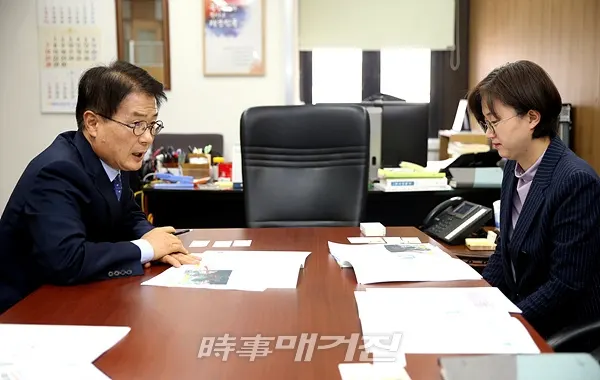 이승옥 강진군수(좌)가 최성지 여성가족부 여성청소년정책관(우)을 만나 지역 현안사업에 대해 설명하고 있다.(사진_강진군 제공)