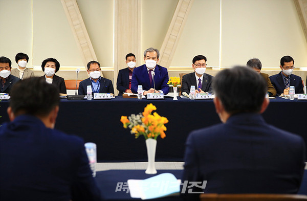 곡성군청 대통마루에서 곡성군 실과장과 더민주 주요 당직자 등 30여명이 참석한 가운데 당정협의회가 열렸다.(사진_곡성군)