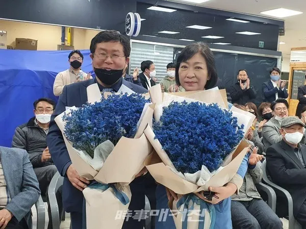 설훈 부천시을 국회의원 당선인이 축하 꽃다발을 받고 있다.(사진_설훈 선거사무소)