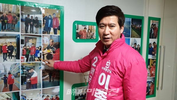 이 박사는 페리소나 기법에 의한 유권자 접촉으로 만나는 사람에게 만족할 만한 결과를 얻어내고 있었다.