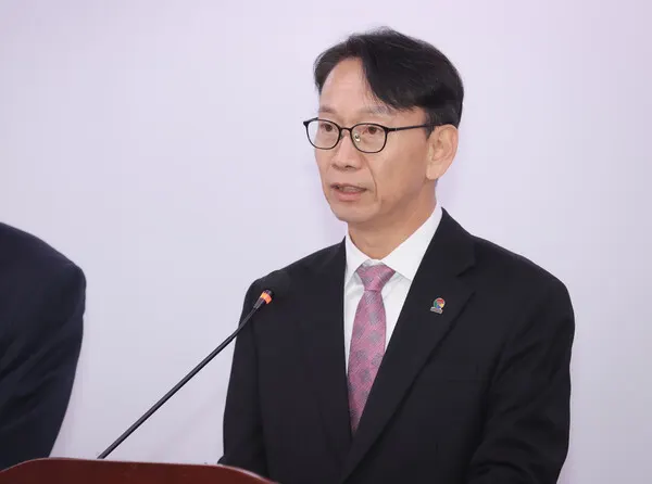 김명주 경남도 경제부시사가 17일 도청 브리핑룸에서 SK오션플랜트 지분 매각에 반대한다는 입장을 담은 기자회견을 진행하고 있다. (사진_경상남도)