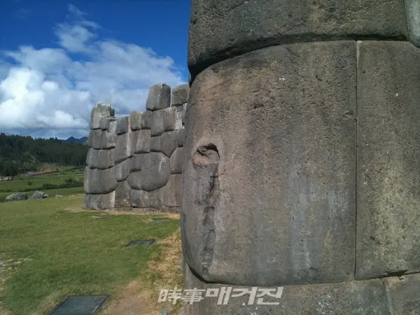매일 약 2~3만 명의 인원을 동원하여 약 80년 동안 지어진 거대한 요새로 거대한 돌로 이루어져 있다.