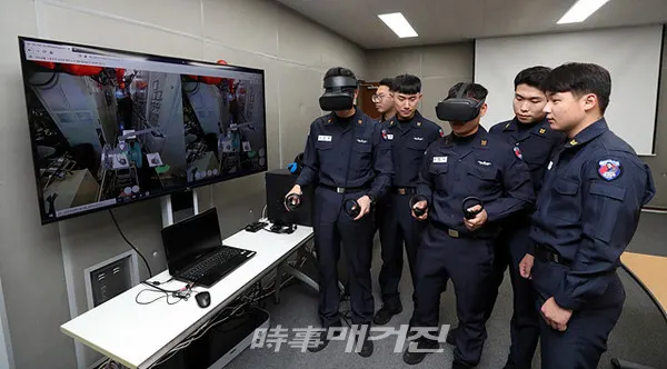 VR을 활용한 가상 모의훈련체계를 확보하는 한편, 마일즈(MILES : Multiple Integrated Laser Engagement System / 다중통합레이저교전체계) 실전훈련체계와 장비 운용ㆍ조정 모의훈련체계를 도입하여 기지방호 훈련 및 잠수함 기관장비 운용, 해상기동헬기 조종 모의훈련 등에 활용하고 있다.사진은 잠수함사령부 신기술 아이디어센터에서 가상현실(vr) 기기를 착용한 잠수함 승조원들이 원격 정비지원체계를 체험하고 있다.(사진_해군)