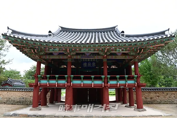 유네스코 세계문화유산 장성 필암서원. 확연루에 우암송시열의 친필 현판이 걸려 있다. (사진_장성군)