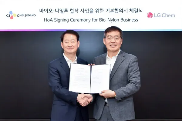 왼쪽부터 CJ제일제당 최은석 CEO와 LG화학 신학철 부회장이 체결식에서 기념 촬영을 하고 있다.(사진_LG화학 코스피)