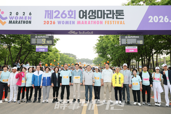 대회 관계자들이 기념 촬영을 하고 있다. (사진_서울시체육회 제공)