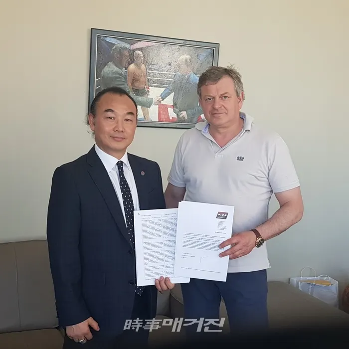 바딤 핀켈쉬타인 회장과 김장준 회장이 M-1 GLOBAL과 M-1 CHALLENGE 한국 대회 10년 간 개최권관련 계약서 서명 후 기념사진을 촬영하고 있다.