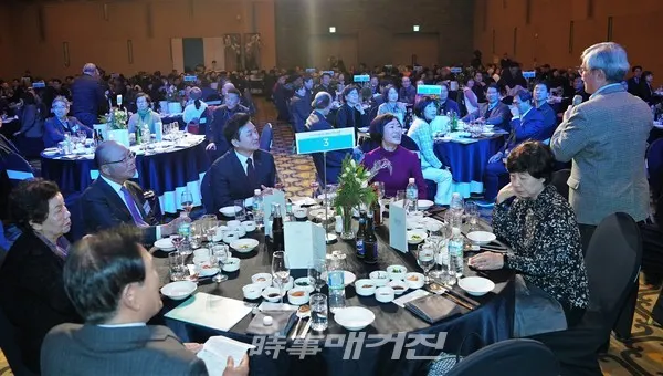 “제2의 고향 제주를 방문한 명예도민들이 소감을 말하고 있다. (사진-제주특별자치도)