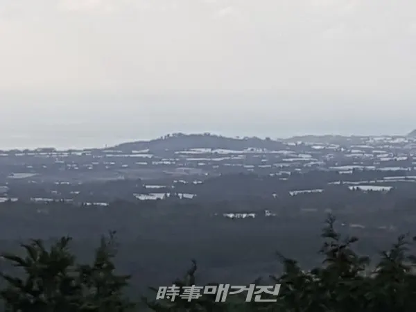오름 동쪽 저멀리 영주산과 따라비오름 등이 한눈에 보인다 (사진 김광수 기자)