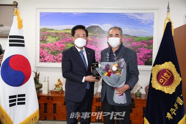 좌남수 제주도의회 의장과  양진형 회원이 기념 촬영을 하고 있다.