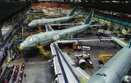 ▲ 보잉사(The Boeing Company)는 미국의 항공기 제작회사로 일리노이주 시카고에 본사가 있으며, 워싱턴주 시애틀 근처의 도시 에버릿(Everett)에 대규모 공장이 있다. 미국의 대표적인 군수업체로서 다우존스 평균지수의 항목이기도 한 보잉사는 크게 두 개의 회사로 나눌 수 있는데, 보잉 종합 방위 시스템(Boeing IDS; Boeing Integrated Defense Systems)은 군사와 우주에 관련된 일을 맡고 있으며, 보잉 상업 항공(BCA; Boeing Commercial Airplanes)은 민간 항공기를