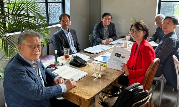 지난 2월 21일 열린 ‘인도태평양 해양전략 자문회의’에서 섬 전문가들이 회의를 하고 있다.(사진_태평양관광기구)