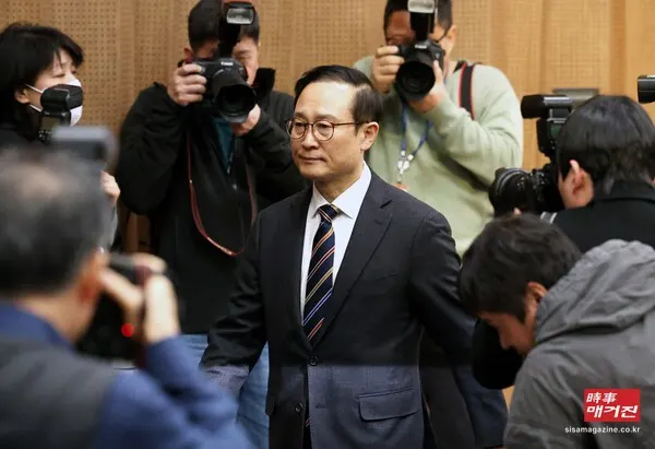홍영표 더불어민주당 의원이 6일 오전 서울 여의도 국회에서 더불어민주당 탈당 기자회견을 마친 후 이동하고 있다.(사진_뉴시스)