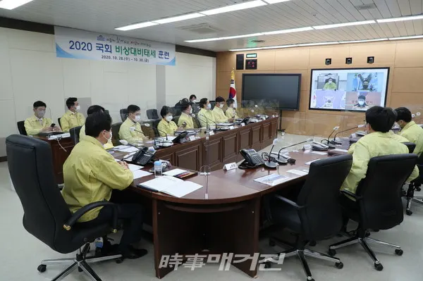 김영춘 국회 사무총장이 29일 오전 2020년 국회 비상대비태세 훈련 상황보고를 주재하고 국회 통합방호 지원기관장인 군부대 대대장, 영등포경찰서장, 영등포소방서장과 4자 화상회의 진행하고 있다.(사진_국회)