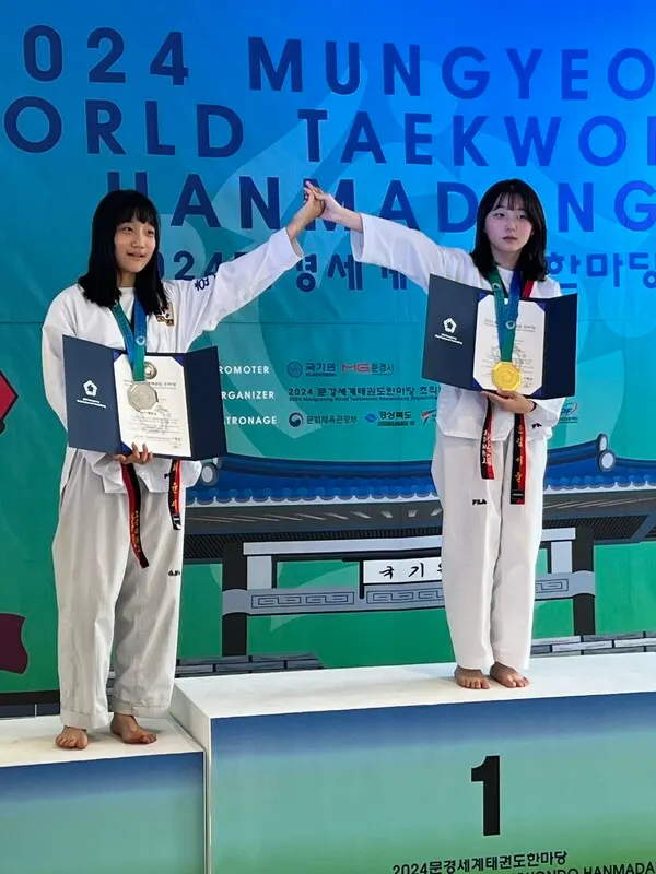 멀리 뛰어 옆차기 기록경기 여중부 주니어Ⅱ 1위 김서율(2023 성남1위), 2위 최윤서 시상 사진(사진_양우준 관장)