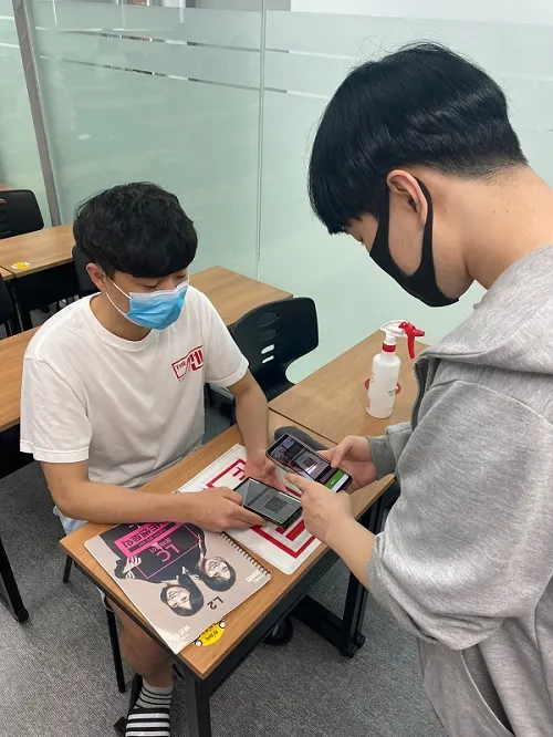(수업 입장 시 소독 QR코드 찍는 모습)