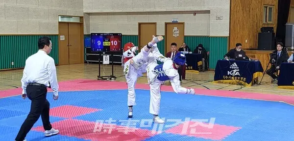 남자 중등부 핀급 준결승 청 청주중 신성재 홍 서원중 박민수 (사진_이성만 기자)