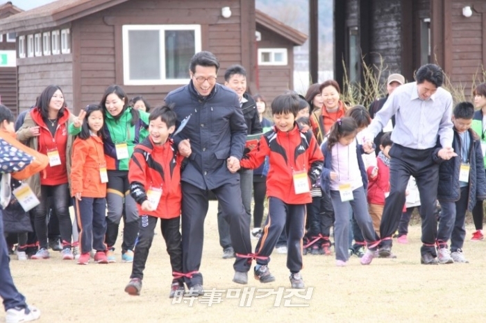 정병국 국회의원이 지역 행사에 참여해 학생들과 ‘3인 4각’ 경기를 하며 환하게 웃고 있다.(사진_정병국 의원실)