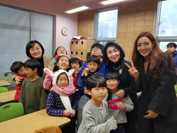 창원시여성단체협의회와 아이들 (사진_창원시청)