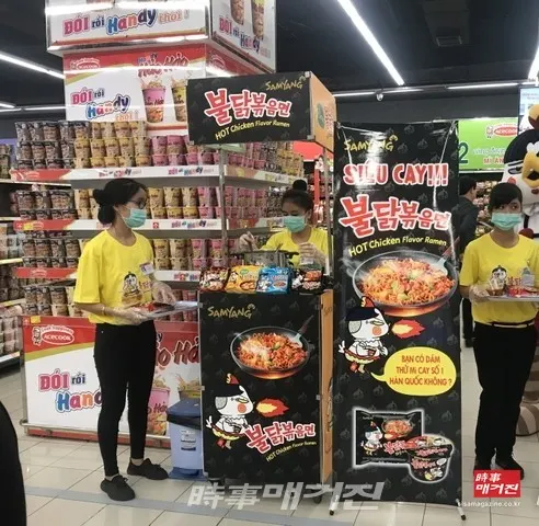 삼양식품 ‘불닭볶음면’은 중국, 동남아 전역, 미주, 유럽 등 76개 나라에 수출되고 있을 정도로 글로벌한 한국 라면으로 각광받고 있다. 불닭볶음면이 이렇게 세계시장에서 성공할 수 있었던 건 철저한 현지화 전략도 뒷받침됐기 때문이다. 현재 커리불닭볶음면(동남아), 마라불닭볶음면(중국)과 같은 현지 소비자를 타깃으로 한 수출 전용 제품까지 등장했다. (사진_뉴시스)