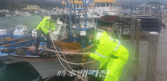 2일 채광철 목포해양경찰서장은 태풍 이동속도가 빨라져 오늘밤이 고비라며 경비함정 안전과 파출소 직원들에게 피항 중인 선박 피해가 발생되지 않도록 순찰과 안전관리를 당부했다.(사진_목포해양경찰서)