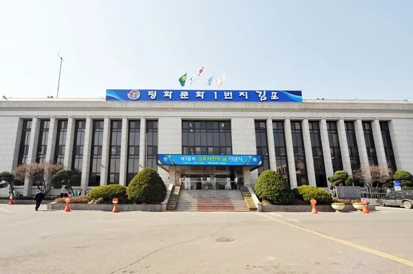 ▲ 김포시는 김포도시철도 건설, 김포시의 모든 학생들이 혜택을 누릴 수 있는 무상급식, 여성과 어르신이 행복한 도시, 문화가 어우러진 품격도시, 도시와 농촌간의 격차를 해소하며 민선5기 때보다 인구수가 12만 명이 늘었을 정도로 다함께 잘사는 김포로 웅비하고 있다.