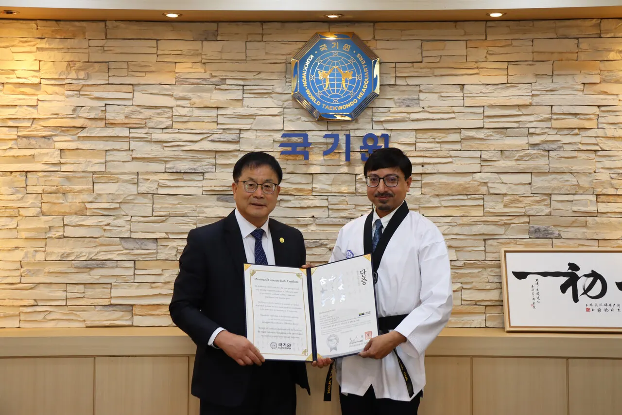 국기원이 태권도 국제 보급에 기여한 고랑랄 다스(Gourangalal Das) 주한인도대사에게 명예단증을 수여하고 윤웅석 국기원장과 기념촬영을 하고 있다.