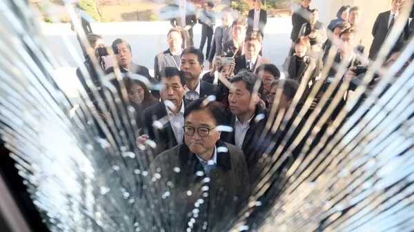 우원식 국회의장이 지난 4일 오전 계엄군의 국회 진입에 따른 피해상황을 점검하고 있다.(사진_국회사무처)