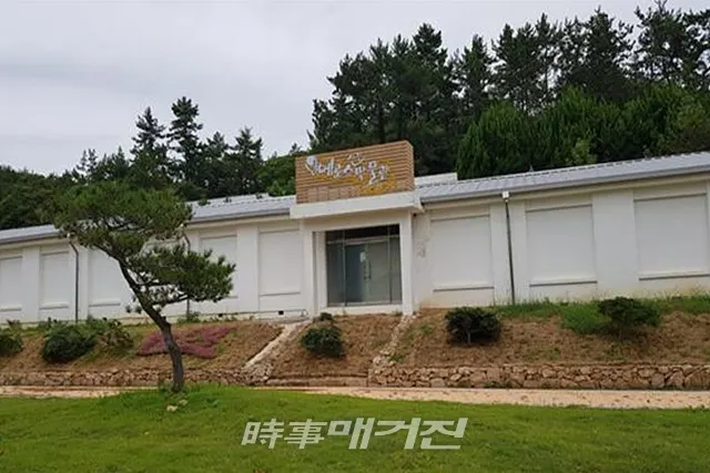 신안군에 따르면 주민의 문화 향유와 문화예술을 통한 지역 활성화를 위해 향후 5년간 1,000억 원의 사업비를 투입하여 섬 전역에 아트프로젝트를 추진한다. 사진은 암태 에로스서각박물관이다.(사진_신안군청)
