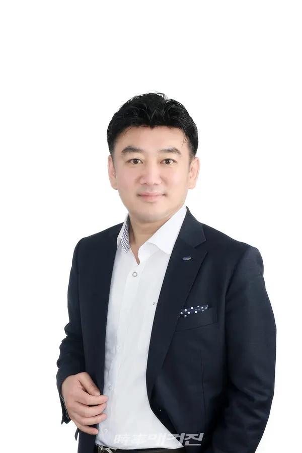 고객들에게 꿈과 미래를 파는 사람이라고 말하는 강태우 법인팀장은 머지않아 기업보험 전문가로서 기업재무 컨설팅 및 금융업에 큰 획을 긋는 인물이 될 것이라며 다부진 포부를 밝혔다.