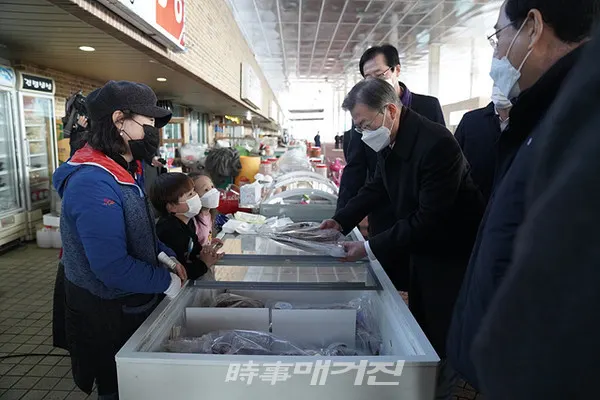 문재인 대통령은 5일  ‘세계 최대 해상풍력단지 48조 투자협약식’ 후 신안젓갈 타운을 찾았다.(사진_청와대 대변인실)