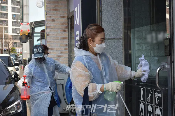 광주광역시 광산구는 “24일 추석 명절을 앞두고, 시민과 공무원 1,000여명이 참가한 가운데 구 전체 교통시설, 다중이용시설 등 방역 취약지를 집중 소독하는 ‘동(洞) 일제방역의 날’ 행사를 진행했다”고 밝혔다.(사진_광주광역시 광산구청)