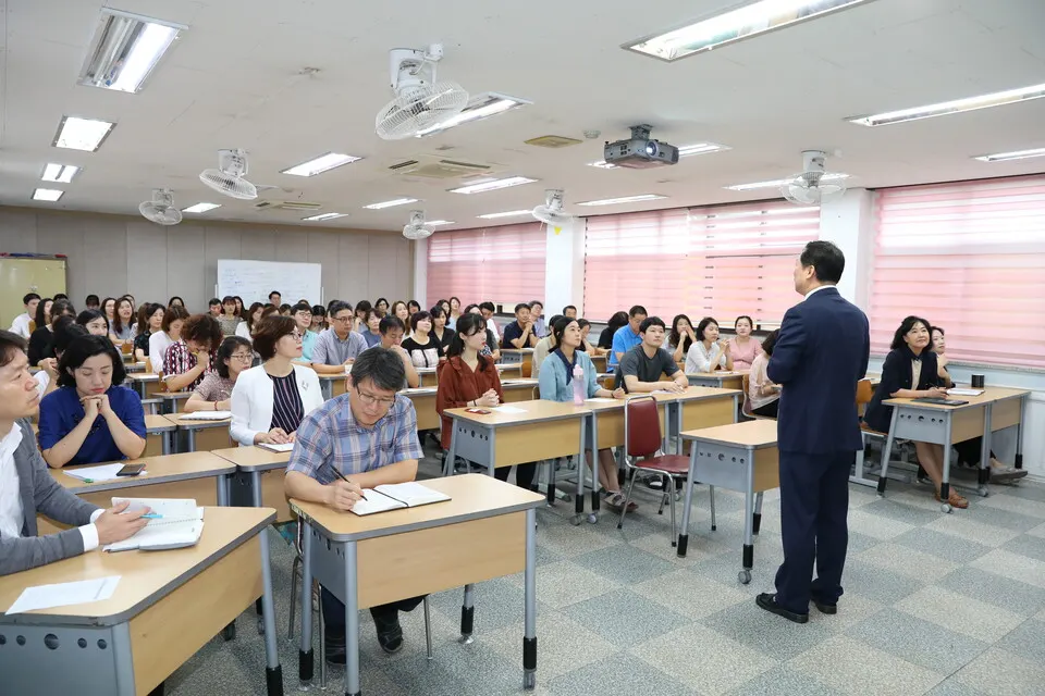황욱 세계창의력협회장이 학부모와 교사를 대상으로 강의를 하고 있다.(사진_황욱 회장)