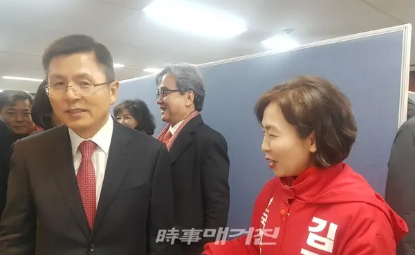 김경화 자유한국당 강남갑 예비후보가 16일 오전 서울 영등포구 중앙당사에서 열린 '서울시당 신년인사회'에 참석해 인사를 나누고 있다.(사진_김경화 예비후보 사무실)